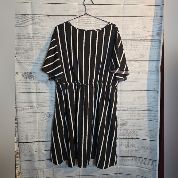 NWOT Shein Knee length Black and White Striped Dress Plus Size 3X - Picture 2 of 4
